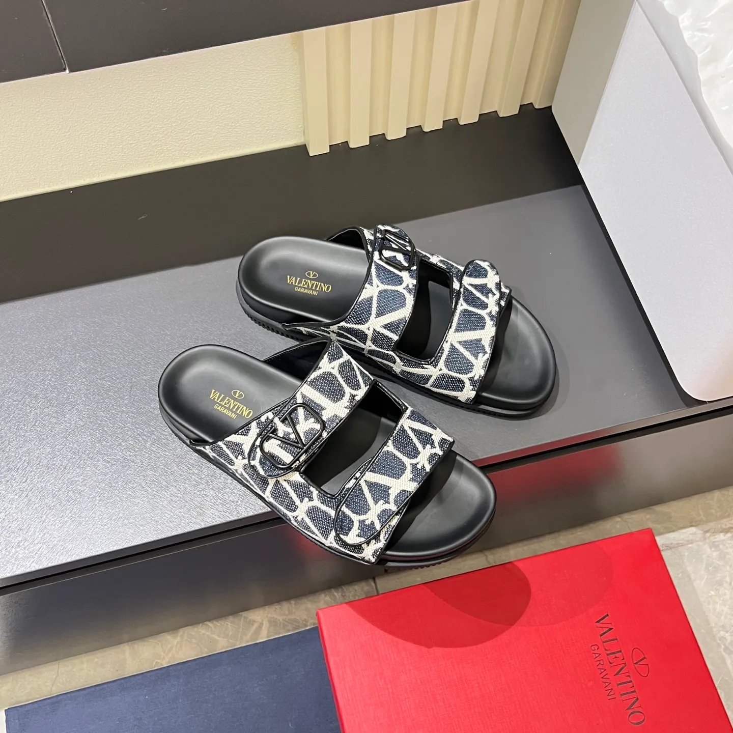 p300《VALENTINO》Warren Men🧍‍♂️Spring and Summer New Style. Cowhide logo flat slippers, elegant sandals, the same style worn by celebrities, original molding, imported calfskin. Rubber outsole. Soft and durable, full set of counter packaging, 38-44!